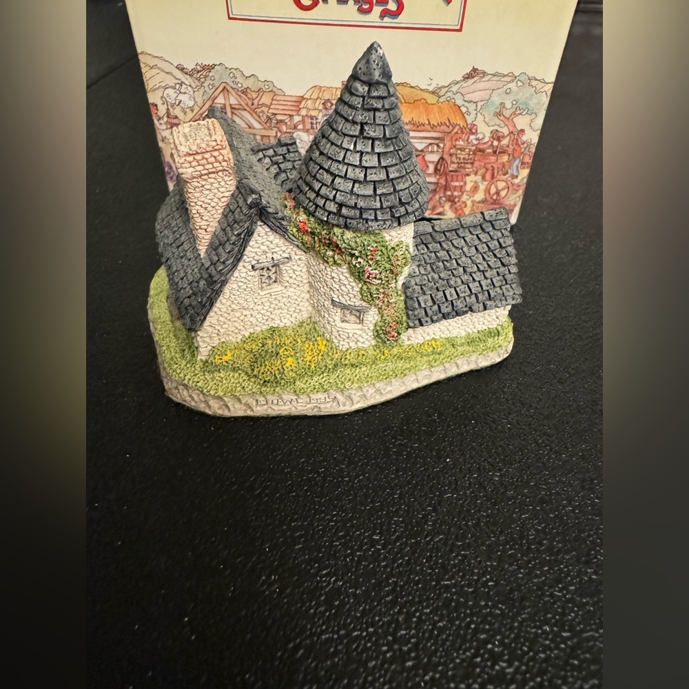 David Winter Vicarage Figurine - Picture 8 of 12
